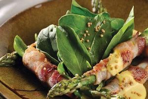 Ensalada de espinacas con espárragos envueltos en tocino
